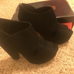 Women’s cut out platform chunky heels, size 9